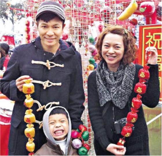 郭晉安與太太歐倩怡、囝囝令山笑開懷,開心迎接新一年。(微博圖片) 郭晉安與太太歐倩怡、囝囝令山笑開懷,開心迎接新一年。(微博圖片)