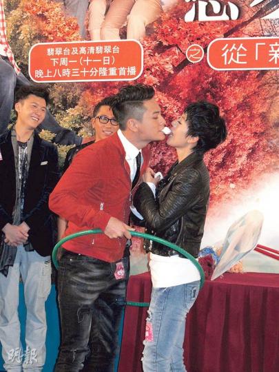 羅仲謙與梁靖琪共玩一個呼拉圈,更用口餵女方食棉花糖,成功搶鏡。(攝影/記者:楊安莉)徐子珊與吳卓羲在劇中飾演情侶,期待擦出火花。(攝影/記者:楊安莉)賈曉晨獲男友樊少皇返港陪伴,難怪笑得甜蜜。(攝影/記者:楊安莉)大男人馬國明(右)與吳業坤借位親嘴,難怪身後的吳卓羲看得目瞪口呆。(攝影/記者:楊安莉) 羅仲謙與梁靖琪共玩一個呼拉圈,更用口餵女方食棉花糖,成功搶鏡。(攝影/記者:楊安莉)徐子珊與吳卓羲在劇中飾演情侶,期待擦出火花。(攝影/記者:楊安莉)賈曉晨獲男友樊少皇返港陪伴,難怪笑得甜蜜。(攝影/記者:楊安莉)大男人馬國明(右)與吳業坤借位親嘴,難怪身後的吳卓羲看得目瞪口呆。(攝影/記者:楊安莉)