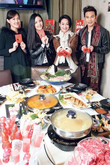 惠英紅於團年飯局大派利市給師弟妹賴天祈、冼色麗及王梓軒,並分享演技心得,這位大師姐認真唔話得。(攝影:梁迺楠)美食當前,惠英紅(左)與王梓軒(右)又豈能忍口!(攝影:梁迺楠) 惠英紅於團年飯局大派利市給師弟妹賴天祈、冼色麗及王梓軒,並分享演技心得,這位大師姐認真唔話得。(攝影:梁迺楠)美食當前,惠英紅(左)與王梓軒(右)又豈能忍口!(攝影:梁迺楠)