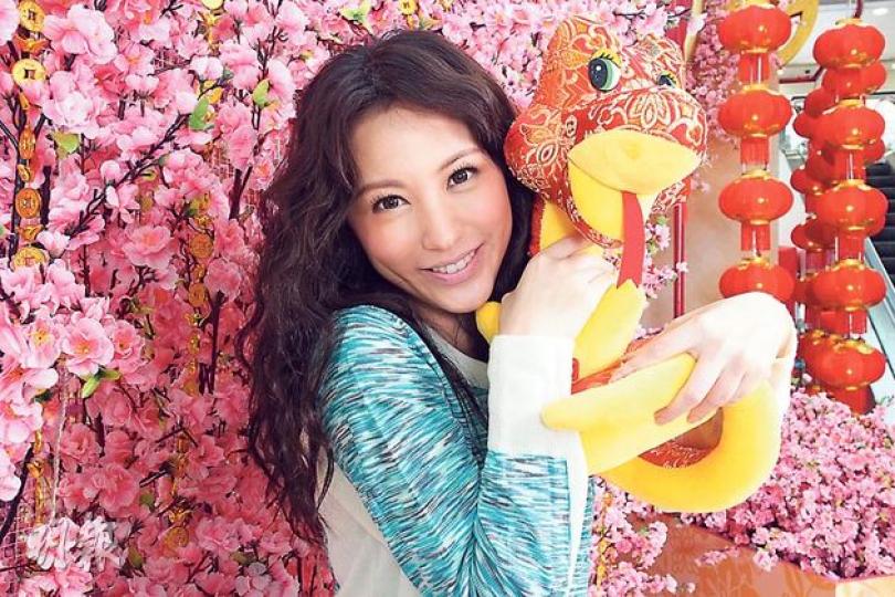 劉心悠蛇年心願竟然是拍無綫劇。(攝影:梁迺楠)劉心悠走進桃花陣,希望蛇年能催旺人緣。(攝影:梁迺楠) 劉心悠蛇年心願竟然是拍無綫劇。(攝影:梁迺楠)劉心悠走進桃花陣,希望蛇年能催旺人緣。(攝影:梁迺楠)