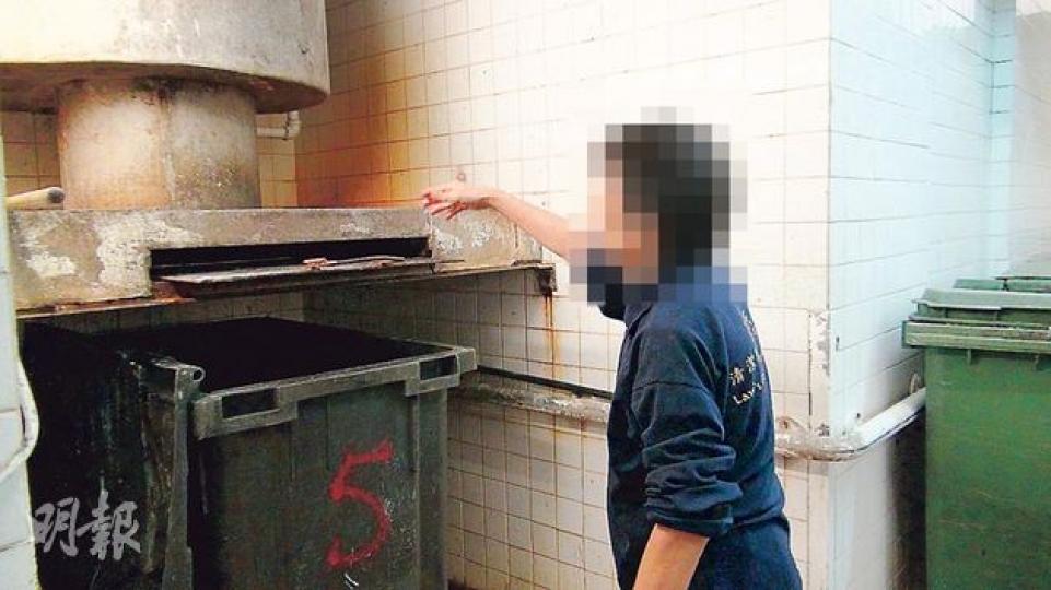 受傷清潔女工黃×虹的同事(圖)說,黃昨早拉開跨樓層的垃圾管道底板,準備將管內垃圾倒入下面的垃圾箱時,被不明液體濺中,即感到面部和肩膊灼熱,大驚報警。(林智傑攝) 受傷清潔女工黃×虹的同事(圖)說,黃昨早拉開跨樓層的垃圾管道底板,準備將管內垃圾倒入下面的垃圾箱時,被不明液體濺中,即感到面部和肩膊灼熱,大驚報警。(林智傑攝)