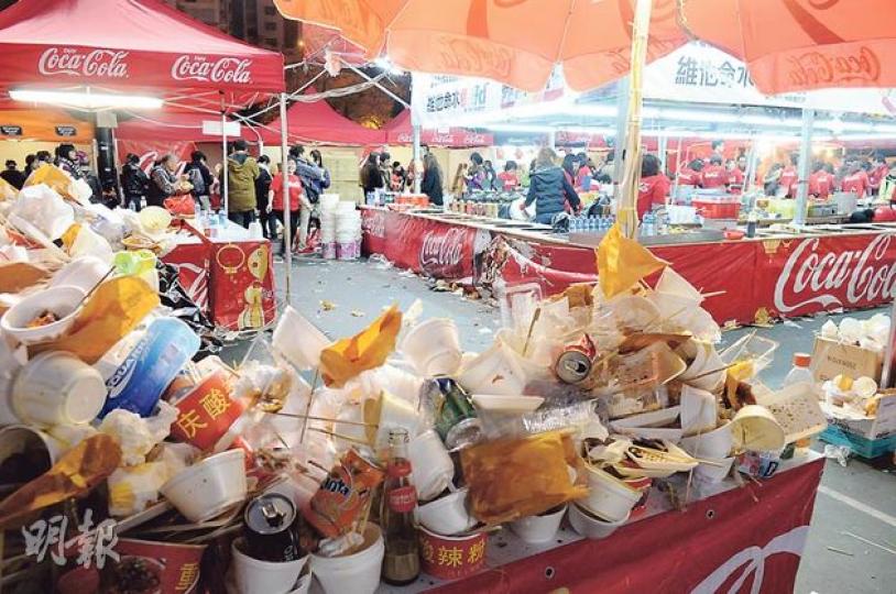 維園年宵結束,遺下大量垃圾,食環署昨於維園收集到148公噸垃圾,較去年多38公噸,升幅達34.5%。(蔡方山攝)文先生表示,以薄利多銷方式出售百合,昨晨年宵市場結束前已賣光年花。(蔡方山攝)浸大學生陳小姐與同學合資2萬多元售賣環保袋,由於貨源成本高,利潤不算多,大感創業艱難。(蔡方山攝) 維園年宵結束,遺下大量垃圾,食環署昨於維園收集到148公噸垃圾,較去年多38公噸,升幅達34.5%。(蔡方山攝)文先生表示,以薄利多銷方式出售百合,昨晨年宵市場結束前已賣光年花。(蔡方山攝)浸大學生陳小姐與同學合資2萬多元售賣環保袋,由於貨源成本高,利潤不算多,大感創業艱難。(蔡方山攝)