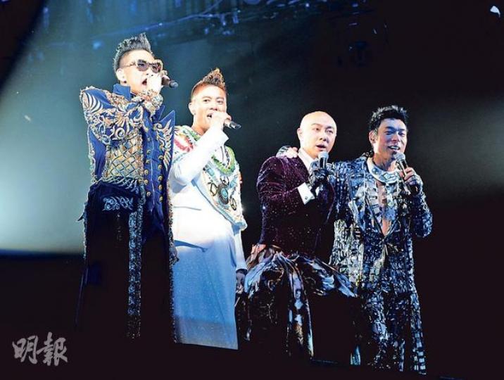 BIG FOUR四兄弟新年舉行演唱會,大放笑彈逗得全場觀眾樂開懷。(攝影:鍾偉茵)張衛健扮許志安當年的泳褲照,他僅以浴袍遮住下體位置,笑爆全場。(攝影:鍾偉茵)許志安最不堪回首的泳褲照重現眼前。(攝影:鍾偉茵)許志安一邊唱新年歌,一邊收利市,名副其實大豐收。(攝影:鍾偉茵)張衛健掛住收觀眾的利市,不慎跣倒,幸無受傷。(攝影:鍾偉茵)蘇永康扮張衛健最怕的孫悟空造型令人爆笑。(攝影:鍾偉茵)許志安吊「威也」飛身踢破膠板,氣勢十足。(攝影:鍾偉茵)BIG FOUR夾Band似模似樣,合唱《年少無知》掀 BIG FOUR四兄弟新年舉行演唱會,大放笑彈逗得全場觀眾樂開懷。(攝影:鍾偉茵)張衛健扮許志安當年的泳褲照,他僅以浴袍遮住下體位置,笑爆全場。(攝影:鍾偉茵)許志安最不堪回首的泳褲照重現眼前。(攝影:鍾偉茵)許志安一邊唱新年歌,一邊收利市,名副其實大豐收。(攝影:鍾偉茵)張衛健掛住收觀眾的利市,不慎跣倒,幸無受傷。(攝影:鍾偉茵)蘇永康扮張衛健最怕的孫悟空造型令人爆笑。(攝影:鍾偉茵)許志安吊「威也」飛身踢破膠板,氣勢十足。(攝影:鍾偉茵)BIG FOUR夾Band似模似樣,合唱《年少無知》掀