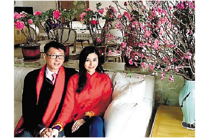 李嘉欣與老公許晉亨的情侶打扮襯到絕。(微博圖片) 李嘉欣與老公許晉亨的情侶打扮襯到絕。(微博圖片)
