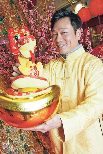 三屆視帝黎耀祥鴻運當頭,蛇年運勢繼續旺盛,有機會挑戰做四屆視帝創新紀錄。(攝影:梁迺楠)黎耀祥與可愛蛇仔合照表情多多。(攝影:梁迺楠)黎耀祥祝大家蛇年身體健康,萬事如意,好運齊來!(攝影:梁迺楠) 三屆視帝黎耀祥鴻運當頭,蛇年運勢繼續旺盛,有機會挑戰做四屆視帝創新紀錄。(攝影:梁迺楠)黎耀祥與可愛蛇仔合照表情多多。(攝影:梁迺楠)黎耀祥祝大家蛇年身體健康,萬事如意,好運齊來!(攝影:梁迺楠)