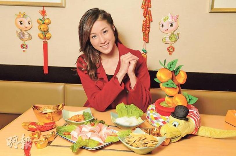 鍾嘉欣祝賀《明報》讀者步步高陞,日日有食神。(攝影:孫華中)鍾嘉欣親自下廚炒韓國年糕,自己也大讚好味道。(攝影:孫華中) 鍾嘉欣祝賀《明報》讀者步步高陞,日日有食神。(攝影:孫華中)鍾嘉欣親自下廚炒韓國年糕,自己也大讚好味道。(攝影:孫華中)