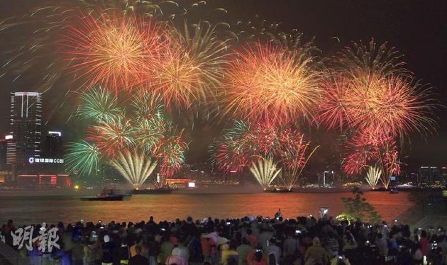 蛇年大年初二天公作美,23,888枚煙花照亮夜空,維港兩岸逾33萬市民及遊客可清楚欣賞到「金蛇」等煙花圖案,圖為大批人在金鐘添馬公園賞煙花。(李澤彤攝) 蛇年大年初二天公作美,23,888枚煙花照亮夜空,維港兩岸逾33萬市民及遊客可清楚欣賞到「金蛇」等煙花圖案,圖為大批人在金鐘添馬公園賞煙花。(李澤彤攝)