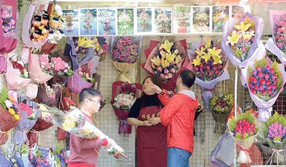 後日是情人節,有花店指今年花束加價一成,「最低消費」600元,但訂單數量與去年相若,圖為旺角花墟的花店。(盧翊銘攝) 後日是情人節,有花店指今年花束加價一成,「最低消費」600元,但訂單數量與去年相若,圖為旺角花墟的花店。(盧翊銘攝)