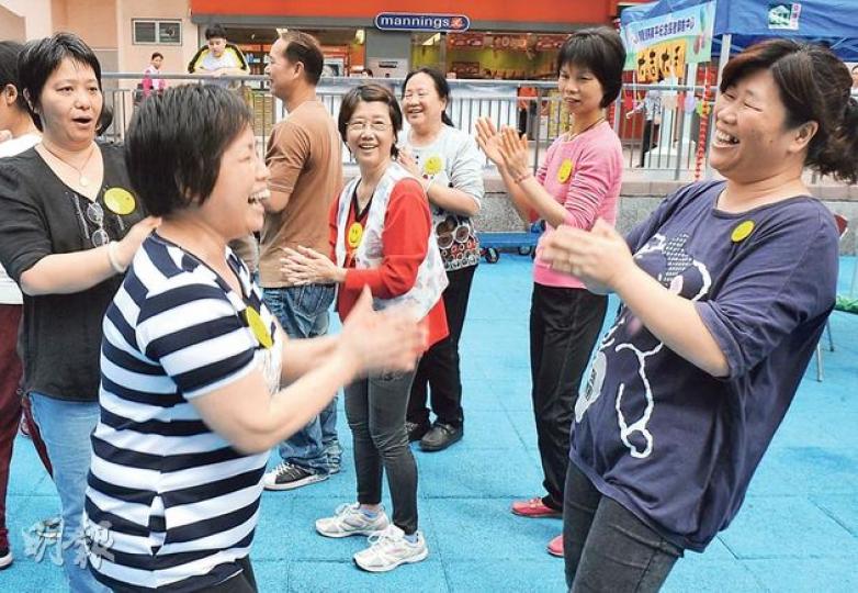 在參與大笑瑜伽的街坊圈子中,不論是師奶叔父、新移民、精神病康復者、少數族裔,均受到其他人歡迎。主辦的社區中心希望透過活動建立起鄰舍關係。(劉焌陶攝) 在參與大笑瑜伽的街坊圈子中,不論是師奶叔父、新移民、精神病康復者、少數族裔,均受到其他人歡迎。主辦的社區中心希望透過活動建立起鄰舍關係。(劉焌陶攝)