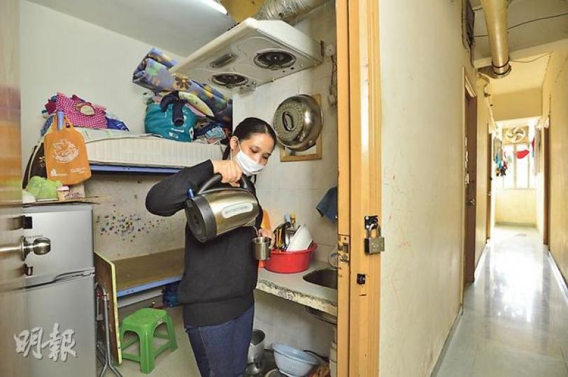 梁女士(圖)平時以電飯煲煲水,需逾半小時才將水煮沸,其實反而更耗電,增加電費開支。世界綠色組織送她電熱水器,以每日煲水一次計算,每年可省106度電,即可節省約106元。(鄧宗弘攝) 梁女士(圖)平時以電飯煲煲水,需逾半小時才將水煮沸,其實反而更耗電,增加電費開支。世界綠色組織送她電熱水器,以每日煲水一次計算,每年可省106度電,即可節省約106元。(鄧宗弘攝)