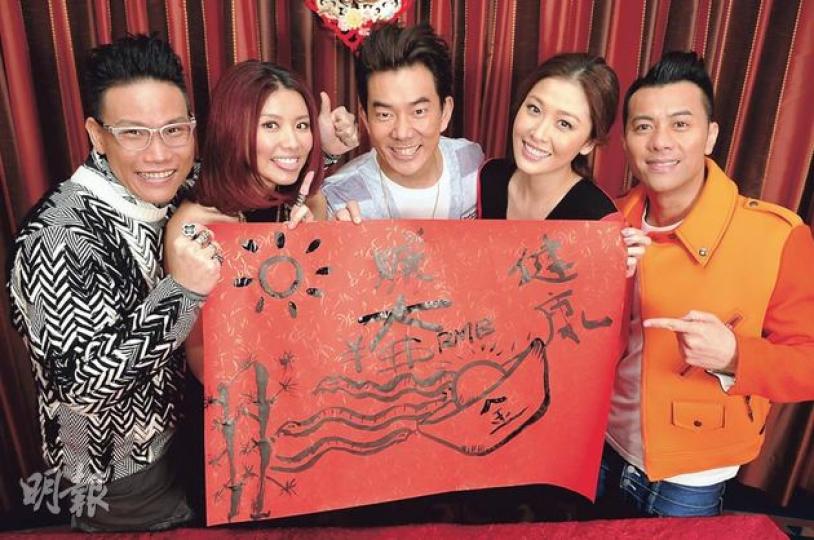 小齊與旗下藝人合力繪畫一幅有太陽、富貴竹、健康和巨型金元寶的靈蛇賀年畫。(攝影﹕孫華中)小齊大派開工利市,鄭嘉嘉、蘇永康、周麗淇及梁漢文開心到四萬咁口。(攝影﹕孫華中) 小齊與旗下藝人合力繪畫一幅有太陽、富貴竹、健康和巨型金元寶的靈蛇賀年畫。(攝影﹕孫華中)小齊大派開工利市,鄭嘉嘉、蘇永康、周麗淇及梁漢文開心到四萬咁口。(攝影﹕孫華中)