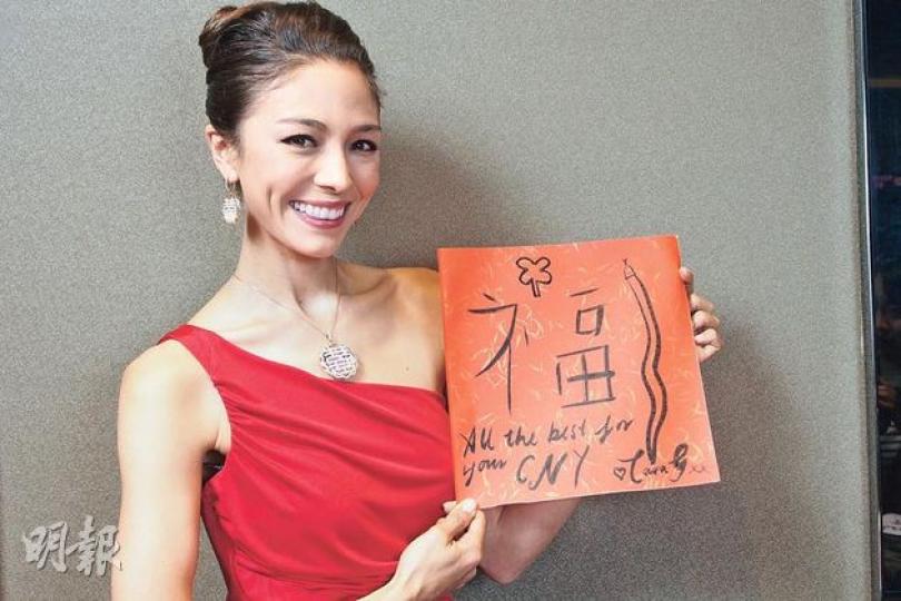 Cara G.不諳中文,努力地一筆一畫「畫」出福字,旁邊加上蛇及英文祝賀語。(攝影:梁迺楠)Cara G.畫出Q版肥蛇,還邊畫邊大笑。(攝影:梁迺楠) Cara G.不諳中文,努力地一筆一畫「畫」出福字,旁邊加上蛇及英文祝賀語。(攝影:梁迺楠)Cara G.畫出Q版肥蛇,還邊畫邊大笑。(攝影:梁迺楠)