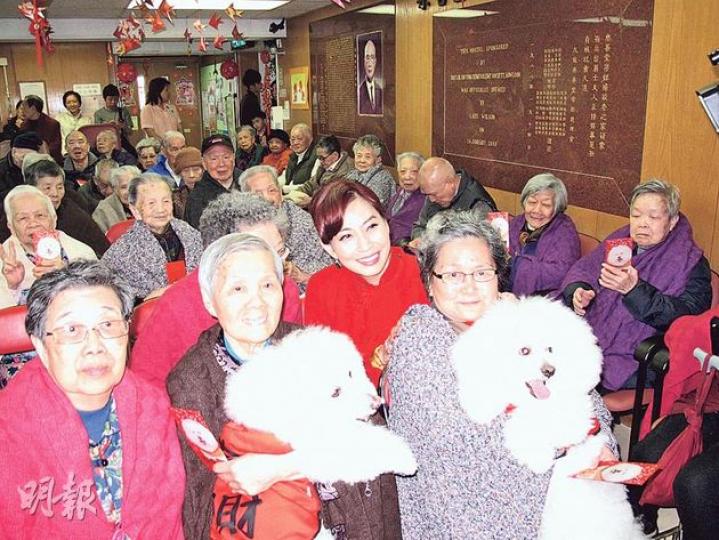 鄺美雲到老人院探訪長者,大派利市、冷巾、年糕和糖果,令公公、婆婆樂透。(攝影/記者﹕柯美) 鄺美雲到老人院探訪長者,大派利市、冷巾、年糕和糖果,令公公、婆婆樂透。(攝影/記者﹕柯美)