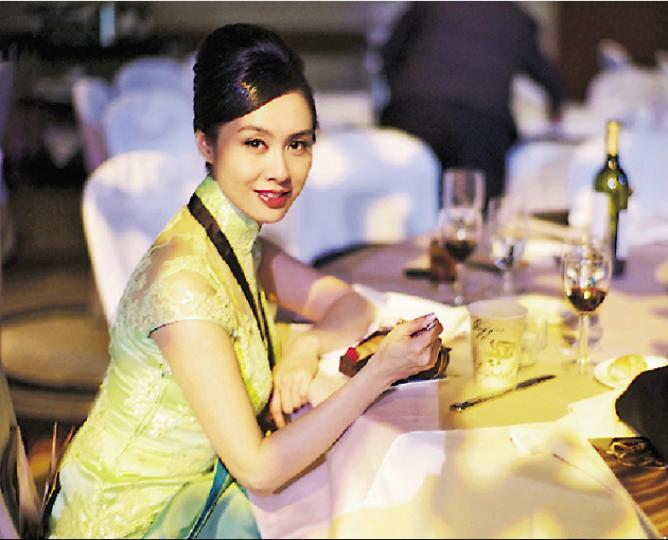 穿上旗袍的朱茵高貴大方,獲老公送上「2013」表達愛意。(微博圖片)黃貫中與朱茵的囡囡「叉燒包」精靈可愛,獲網民大讚小美人。(微博圖片) 穿上旗袍的朱茵高貴大方,獲老公送上「2013」表達愛意。(微博圖片)黃貫中與朱茵的囡囡「叉燒包」精靈可愛,獲網民大讚小美人。(微博圖片)