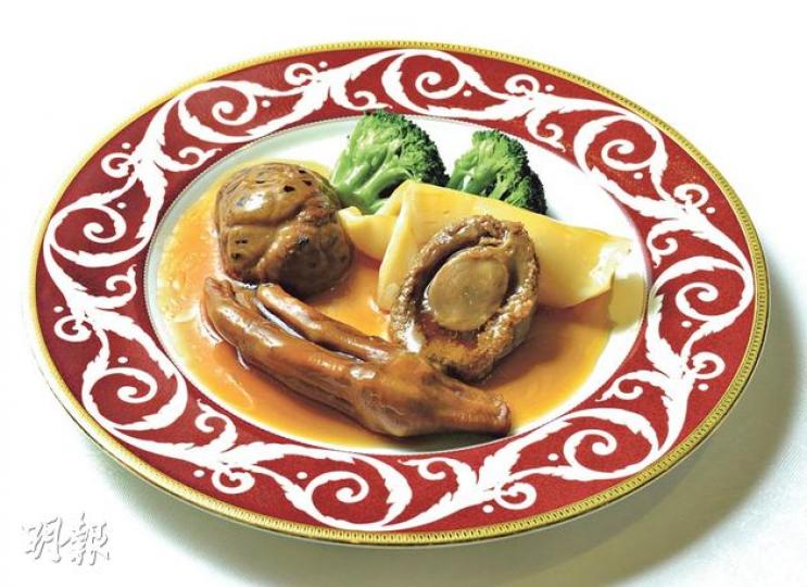 鮑魚四寶 - 32頭窩麻鮑、花膠筒、天白菇及波蘭鵝掌,配以特製阿一鮑汁,矜貴非凡。($760/位,b)(葉思雅、陳淑安、林俊源攝)阿一海景飯店總廚梁兆明。(葉思雅、陳淑安、林俊源攝)阿一海景飯店總廚梁兆明表示,烹製乾鮑需花無數心機和時間,瓦煲內先放竹撻,加入腩排,再放竹撻,鮑魚平放後再鋪竹撻,面層為老雞,再用雞湯熬製數個小時。(葉思雅、陳淑安、林俊源攝)(葉思雅、陳淑安、林俊源攝) 鮑魚四寶 - 32頭窩麻鮑、花膠筒、天白菇及波蘭鵝掌,配以特製阿一鮑汁,矜貴非凡。($760/位,b)(葉思雅、陳淑安、林俊源攝)阿一海景飯店總廚梁兆明。(葉思雅、陳淑安、林俊源攝)阿一海景飯店總廚梁兆明表示,烹製乾鮑需花無數心機和時間,瓦煲內先放竹撻,加入腩排,再放竹撻,鮑魚平放後再鋪竹撻,面層為老雞,再用雞湯熬製數個小時。(葉思雅、陳淑安、林俊源攝)(葉思雅、陳淑安、林俊源攝)