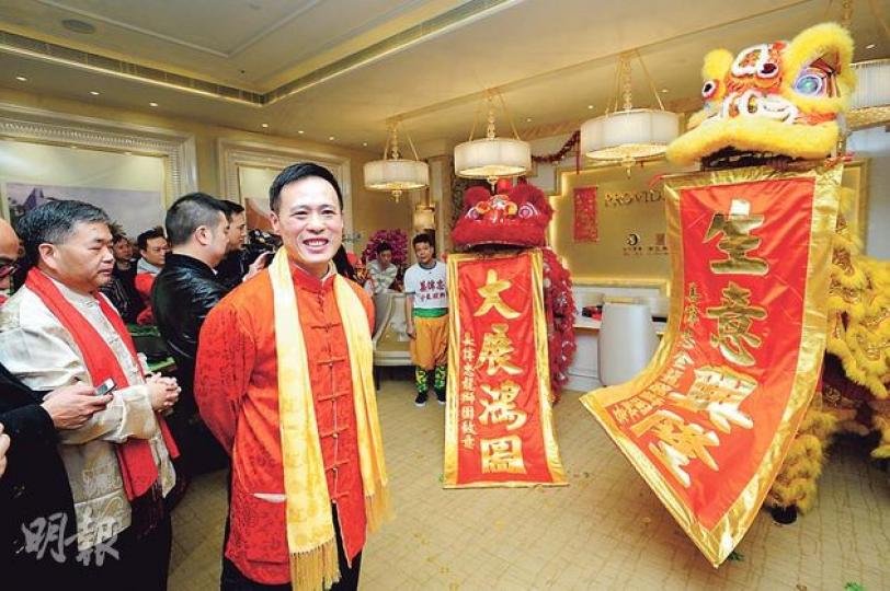 信置營業部聯席董事田兆源(紅衣者)表示,在「新春大利是」優惠催谷下,大埔天賦海灣一期、溋玥本月至今共售出10伙,優惠至本月17日。(尹錦恩攝)新地旗下的元朗新盤「Residence譽88」昨開放示範單位予新地會會員參觀。(李澤彤攝) 信置營業部聯席董事田兆源(紅衣者)表示,在「新春大利是」優惠催谷下,大埔天賦海灣一期、溋玥本月至今共售出10伙,優惠至本月17日。(尹錦恩攝)新地旗下的元朗新盤「Residence譽88」昨開放示範單位予新地會會員參觀。(李澤彤攝)