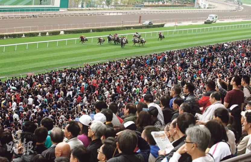 昨日大年初三賀歲馬,天公作美,沙田馬場座無虛席,氣氛熱烈,馬會全日錄得總入場人次及投注額均為20年來新高,丁財兩旺。(李紹昌攝)馬迷為發「新年財」入場,當眾人為跑道上賽事緊張時,亦有入場情侶陶醉在兩人甜蜜世界。(李紹昌攝) 昨日大年初三賀歲馬,天公作美,沙田馬場座無虛席,氣氛熱烈,馬會全日錄得總入場人次及投注額均為20年來新高,丁財兩旺。(李紹昌攝)馬迷為發「新年財」入場,當眾人為跑道上賽事緊張時,亦有入場情侶陶醉在兩人甜蜜世界。(李紹昌攝)