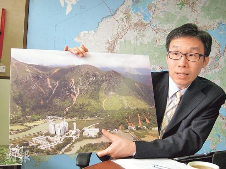 新任土力工程處長汪學寧表示,香港的天然山坡主要受暴雨影響,加上氣候變化引致的極端天氣,會引致嚴重的泥石流,該處計劃定期利用飛機的遙距激光技術,掃描全港地貌,建立資料庫,以便制訂防治山泥傾瀉策略。他手持的相片是2008年一場「千年一遇」的暴雨,引發大嶼山大規模泥石流,癱瘓大嶼山北部交通。(馬耀森攝) 新任土力工程處長汪學寧表示,香港的天然山坡主要受暴雨影響,加上氣候變化引致的極端天氣,會引致嚴重的泥石流,該處計劃定期利用飛機的遙距激光技術,掃描全港地貌,建立資料庫,以便制訂防治山泥傾瀉策略。他手持的相片是2008年一場「千年一遇」的暴雨,引發大嶼山大規模泥石流,癱瘓大嶼山北部交通。(馬耀森攝)
