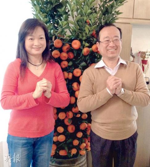 民建聯陳鑑林(右)同太太(左)今年買咗盆柑賀年,本來放喺屋企門口花槽,但因為遇到馬騮偷襲,最終要放番盆柑入屋,避免猴子偷柑。(陳洛明攝) 民建聯陳鑑林(右)同太太(左)今年買咗盆柑賀年,本來放喺屋企門口花槽,但因為遇到馬騮偷襲,最終要放番盆柑入屋,避免猴子偷柑。(陳洛明攝)