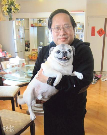 何俊仁因為天后屋企要裝修,暫時搬去深井,佢嘅愛犬八哥「豬仔」似乎亦好習慣新居,活力爆棚,得仁哥好開心。(林凱旻攝) 何俊仁因為天后屋企要裝修,暫時搬去深井,佢嘅愛犬八哥「豬仔」似乎亦好習慣新居,活力爆棚,得仁哥好開心。(林凱旻攝)