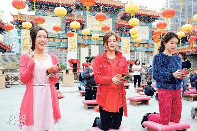 黃心穎(左起)、張名雅與朱千雪到黃大仙祠誠心求籤,希望在娛樂圈有好發展。(攝影:鍾偉茵)三位應屆港姐黃心穎、張名雅及朱千雪與蛇像合照,希望蛇年事事順利。(攝影:鍾偉茵)張名雅求籤問事業,籤文指她有貴人相助,最重要把握機會。(攝影:鍾偉茵) 黃心穎(左起)、張名雅與朱千雪到黃大仙祠誠心求籤,希望在娛樂圈有好發展。(攝影:鍾偉茵)三位應屆港姐黃心穎、張名雅及朱千雪與蛇像合照,希望蛇年事事順利。(攝影:鍾偉茵)張名雅求籤問事業,籤文指她有貴人相助,最重要把握機會。(攝影:鍾偉茵)