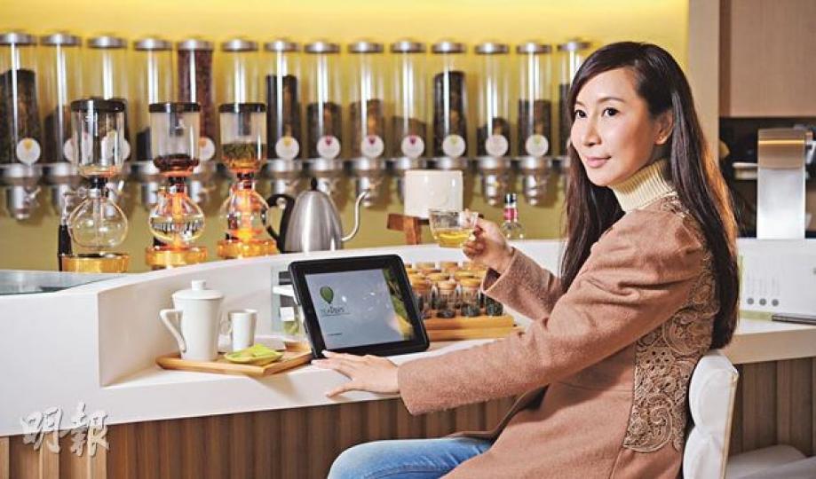 Cindy是Teavers的店主之一,最愛靜靜喝茶,享受靜下來的生活節奏。(葉思雅攝)透天香烏龍茶--又名「黃金桂」,帶天然桂花香,味道清怡。($48/杯,厚切多士配台灣手工有機果醬$18,a)(葉思雅攝)玻璃瓶內放滿不同品種的茶葉,先看茶葉形態的多變,再打開瓶蓋,茶葉香氣撲鼻,茗茶就是這樣好玩。(葉思雅攝)清境蜜香紅茶--台灣高山培植紅茶,甘甜潤喉。附上兩塊小曲奇及清水,十分貼心。($68/壺,a)(葉思雅攝)像泡咖啡般的虹吸管冲茶。(葉思雅攝)可可香草有機伯爵茶--伯爵茶為朱古力帶來一種獨特 Cindy是Teavers的店主之一,最愛靜靜喝茶,享受靜下來的生活節奏。(葉思雅攝)透天香烏龍茶--又名「黃金桂」,帶天然桂花香,味道清怡。($48/杯,厚切多士配台灣手工有機果醬$18,a)(葉思雅攝)玻璃瓶內放滿不同品種的茶葉,先看茶葉形態的多變,再打開瓶蓋,茶葉香氣撲鼻,茗茶就是這樣好玩。(葉思雅攝)清境蜜香紅茶--台灣高山培植紅茶,甘甜潤喉。附上兩塊小曲奇及清水,十分貼心。($68/壺,a)(葉思雅攝)像泡咖啡般的虹吸管冲茶。(葉思雅攝)可可香草有機伯爵茶--伯爵茶為朱古力帶來一種獨特
