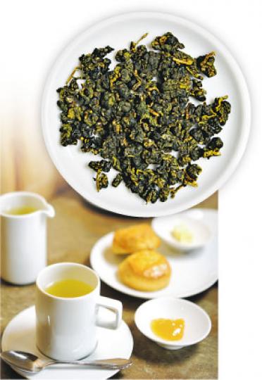 阿里山冬茶配阿薩姆英式鬆餅(售價見註,b)(葉思雅攝)東方美人茶配伯爵茶味戚風蛋糕(售價見註,b)(葉思雅攝)蜜香烏龍冰茶配烤鳳梨焦糖茶燉蛋伴香草雪糕(售價見註,b)(葉思雅攝) 阿里山冬茶配阿薩姆英式鬆餅(售價見註,b)(葉思雅攝)東方美人茶配伯爵茶味戚風蛋糕(售價見註,b)(葉思雅攝)蜜香烏龍冰茶配烤鳳梨焦糖茶燉蛋伴香草雪糕(售價見註,b)(葉思雅攝)