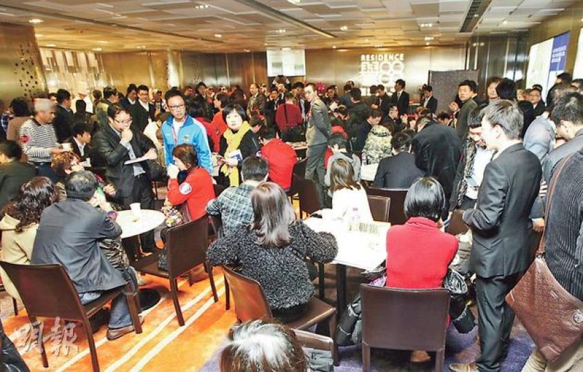 蛇年頭炮的元朗Residence譽88,昨日首天開賣已售出約100伙,當中至少兩宗為非本地買家,連同其他一手盤,過去五天新春長假共售出約153個一手單位,為04年後一手交投量最勁的新春長假。(李紹昌攝)(明報製圖)中港商人林先生稱,本居於元朗區,打算斥資逾600萬元,買入一個三房大單位換樓。他表示,由於單位用作自住,並不擔心政府再次出招或者未來樓價升跌變化。(李紹昌攝)劉氏夫婦表示,元朗鄰近深圳灣,料項目吸引往返中港人士租住,欲以500萬至600萬元買入一個三房單位作投資收租之用。(李紹昌攝) 蛇年頭炮的元朗Residence譽88,昨日首天開賣已售出約100伙,當中至少兩宗為非本地買家,連同其他一手盤,過去五天新春長假共售出約153個一手單位,為04年後一手交投量最勁的新春長假。(李紹昌攝)(明報製圖)中港商人林先生稱,本居於元朗區,打算斥資逾600萬元,買入一個三房大單位換樓。他表示,由於單位用作自住,並不擔心政府再次出招或者未來樓價升跌變化。(李紹昌攝)劉氏夫婦表示,元朗鄰近深圳灣,料項目吸引往返中港人士租住,欲以500萬至600萬元買入一個三房單位作投資收租之用。(李紹昌攝)