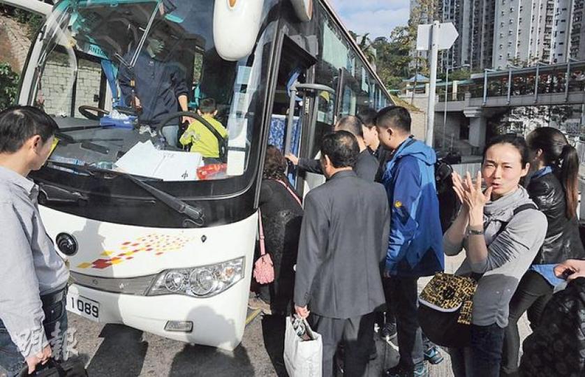 「世通假期」前晚沒有為內地旅行團預訂好酒店住宿,20多名旅客前晚被迫於圖中旅遊巴上「過夜」,至昨午才獲安排住進香港仔區的酒店,旅客對安排大表不滿。(樊銳昌攝) 「世通假期」前晚沒有為內地旅行團預訂好酒店住宿,20多名旅客前晚被迫於圖中旅遊巴上「過夜」,至昨午才獲安排住進香港仔區的酒店,旅客對安排大表不滿。(樊銳昌攝)