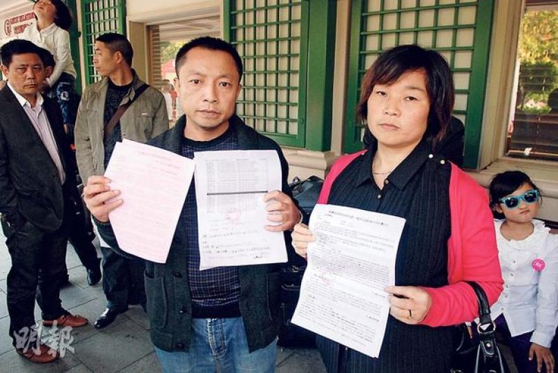 內地旅客鄧國華(左)與親友花逾5萬元包團來港,他不滿接待旅行社前日未有安排酒店,逼他們住郵輪,昨晨更有人「毁諾」沒有安排駁船讓他們上岸觀光,他最後以「跳海」引起警方注意,才爭取到上岸及去迪士尼觀光。(黃熙麗攝)一波未平,一波又起,內地人鄧國華家族25人包團來港,卻因旅行社未事先訂好酒店,昨晚又被迫要「瞓巴士」,有團員質疑「旅遊業議會到哪裏去了?」(樊銳昌攝)其中一內地旅行團25名團友亦因「世通假期」無安排酒店住宿,前晚要入住「中華之星」郵輪,但昨早卻無接駁船前往尖沙嘴,其中一名男旅客憤然跳船,企 內地旅客鄧國華(左)與親友花逾5萬元包團來港,他不滿接待旅行社前日未有安排酒店,逼他們住郵輪,昨晨更有人「毁諾」沒有安排駁船讓他們上岸觀光,他最後以「跳海」引起警方注意,才爭取到上岸及去迪士尼觀光。(黃熙麗攝)一波未平,一波又起,內地人鄧國華家族25人包團來港,卻因旅行社未事先訂好酒店,昨晚又被迫要「瞓巴士」,有團員質疑「旅遊業議會到哪裏去了?」(樊銳昌攝)其中一內地旅行團25名團友亦因「世通假期」無安排酒店住宿,前晚要入住「中華之星」郵輪,但昨早卻無接駁船前往尖沙嘴,其中一名男旅客憤然跳船,企