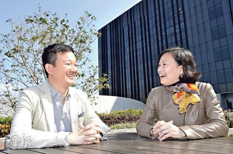 立法會議員陳志全(左)與梁美芬(右)應本報邀請,日前在立法會露天茶座對談,討論同志平權問題及應否就平權立法諮詢。梁甫坐下便說,很想找陳志全「傾下偈」,二人笑言同是中大校友,只是畢業年份有些差距。(葉家豪攝) 立法會議員陳志全(左)與梁美芬(右)應本報邀請,日前在立法會露天茶座對談,討論同志平權問題及應否就平權立法諮詢。梁甫坐下便說,很想找陳志全「傾下偈」,二人笑言同是中大校友,只是畢業年份有些差距。(葉家豪攝)