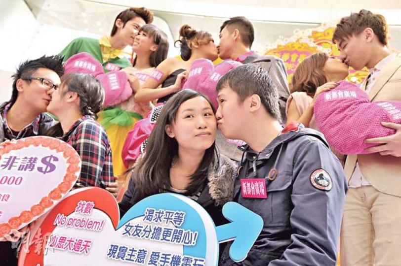 有商場趁情人節委託明愛向晴軒訪問600名男女,結果顯示女性願意與男伴分擔情人節節慶開支,證明現代兩性地位趨於平等。5對情侶昨日於調查結果發布時親吻,以示愛意。(葉家豪攝) 有商場趁情人節委託明愛向晴軒訪問600名男女,結果顯示女性願意與男伴分擔情人節節慶開支,證明現代兩性地位趨於平等。5對情侶昨日於調查結果發布時親吻,以示愛意。(葉家豪攝)
