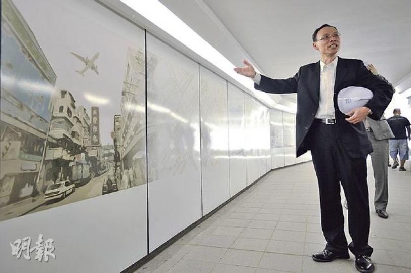 土木工程拓展署總工程師盧錦欣指出,橫跨太子道東與彩虹道的行人隧道翻新後,牆上印有舊啟德機場的圖片,按時序排列,象徵回味過去的同時,亦為啟德揭開新一頁。(葉家豪攝)其中一條天橋靠近采頤花園,並連接快將落成的啟晴邨,設有方便市民的升降機,預計本月竣工。(葉家豪攝) 土木工程拓展署總工程師盧錦欣指出,橫跨太子道東與彩虹道的行人隧道翻新後,牆上印有舊啟德機場的圖片,按時序排列,象徵回味過去的同時,亦為啟德揭開新一頁。(葉家豪攝)其中一條天橋靠近采頤花園,並連接快將落成的啟晴邨,設有方便市民的升降機,預計本月竣工。(葉家豪攝)