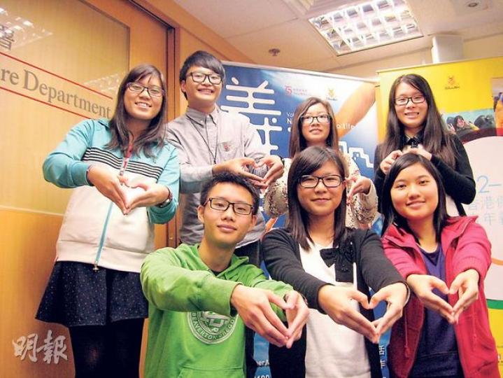 社署的「香港傑出青年義工計劃」挑選約20名16至24歲義工提供培訓,早前各人更一起到台灣交流,探訪原住民獨居長者,開拓視野。今年獲選的傑出青年義工包括鄭穎琳(後排左起)、何成喜、陳施伶、羅蘊聰、甘德廣(前排左起)、林培丹及左燕玲。(袁柏恩攝) 社署的「香港傑出青年義工計劃」挑選約20名16至24歲義工提供培訓,早前各人更一起到台灣交流,探訪原住民獨居長者,開拓視野。今年獲選的傑出青年義工包括鄭穎琳(後排左起)、何成喜、陳施伶、羅蘊聰、甘德廣(前排左起)、林培丹及左燕玲。(袁柏恩攝)