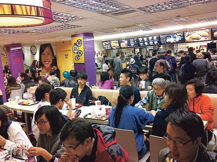 杏花邨麥當勞結業前最後一夜座無虛席,食客邊吃邊拍照留念,職員忙個不停,但不忘向顧客道謝。(黃振豪攝)同杏花邨麥記共同成長嘅鄧小姐話,細個喺呢度開生日會,家陣結業就好似無咗童年回憶咁。(曾安迪攝) 杏花邨麥當勞結業前最後一夜座無虛席,食客邊吃邊拍照留念,職員忙個不停,但不忘向顧客道謝。(黃振豪攝)同杏花邨麥記共同成長嘅鄧小姐話,細個喺呢度開生日會,家陣結業就好似無咗童年回憶咁。(曾安迪攝)