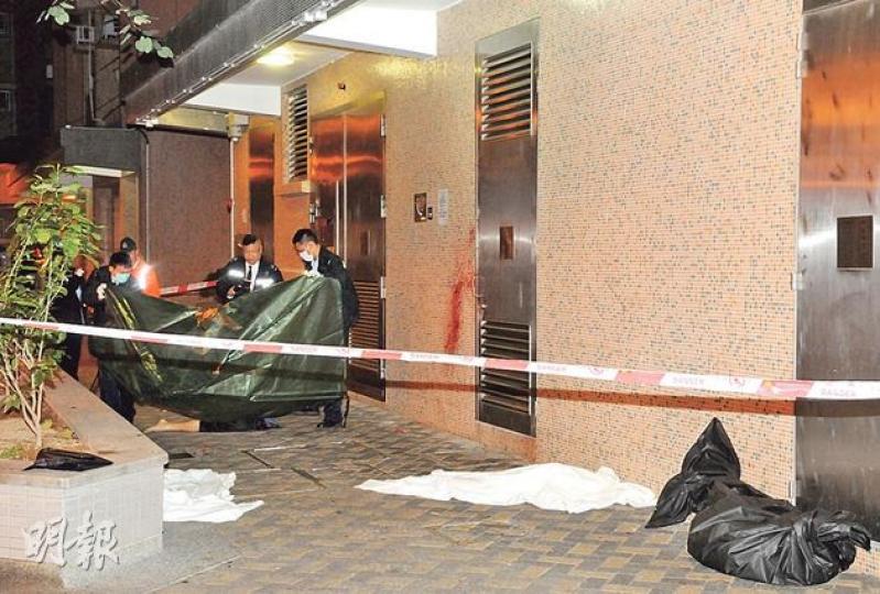 秀茂坪邨秀賢樓一青年疑因開工不足及感情困擾跳樓自殺,因身體撞向簷篷而分屍慘死,死者兩腿分別跌落地面,警員以膠布覆蓋。(蔡方山攝) 秀茂坪邨秀賢樓一青年疑因開工不足及感情困擾跳樓自殺,因身體撞向簷篷而分屍慘死,死者兩腿分別跌落地面,警員以膠布覆蓋。(蔡方山攝)