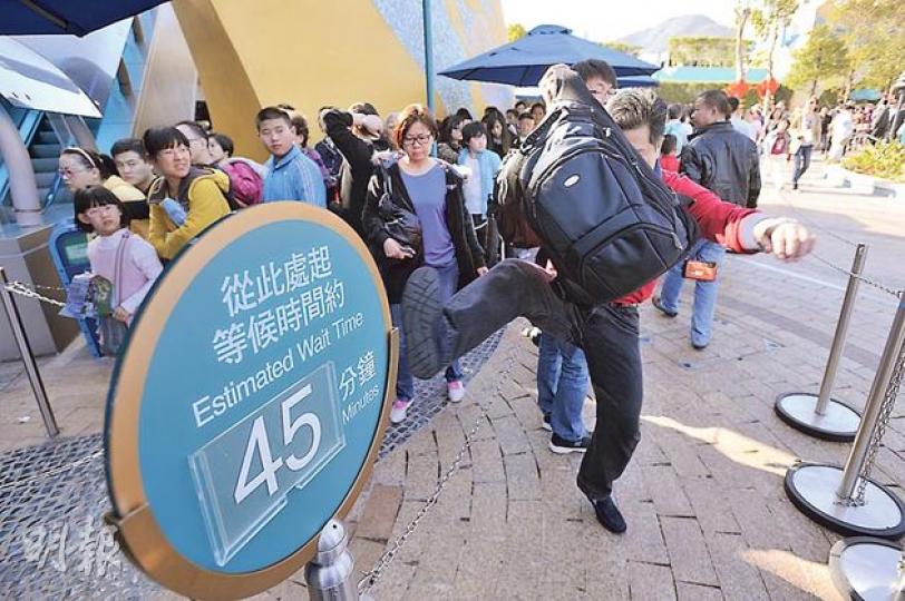 昨午海洋公園園內四處出現人龍,在海洋奇觀外,遊客要排上45分鐘方可進內,有遊人按捺不住而放棄,跨欄離開。(葉家豪攝)海洋公園停售門票期間,有戴着海洋公園頸帶的旅行社職員向遊人派發單張,聲稱他們有門票出售。一發現記者拍攝,職員即高舉單張擋鏡頭,並舉機反拍。海洋公園強調,門票只能在正門、港鐵站及城巴站售票處,以及指定旅行社發售,公園亦規定旅行社只能在門市出售門票,不能在街上兜售。(葉家豪攝)王先生(左)與Jacky(右)昨首日到港,第一站本打算到海洋公園,卻失望而回,王先生直言被門外「迫爆」場面嚇怕 昨午海洋公園園內四處出現人龍,在海洋奇觀外,遊客要排上45分鐘方可進內,有遊人按捺不住而放棄,跨欄離開。(葉家豪攝)海洋公園停售門票期間,有戴着海洋公園頸帶的旅行社職員向遊人派發單張,聲稱他們有門票出售。一發現記者拍攝,職員即高舉單張擋鏡頭,並舉機反拍。海洋公園強調,門票只能在正門、港鐵站及城巴站售票處,以及指定旅行社發售,公園亦規定旅行社只能在門市出售門票,不能在街上兜售。(葉家豪攝)王先生(左)與Jacky(右)昨首日到港,第一站本打算到海洋公園,卻失望而回,王先生直言被門外「迫爆」場面嚇怕