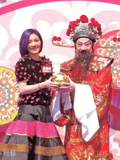 楊千嬅獲財神祝福她三年抱兩,逗得她樂透開懷。(攝影/記者:楊安莉)Torres第一年過農曆新年,獲得不少親友送上利市祝福。(微博圖片)楊千嬅以5吋高跟鞋乘坐人力車到場,沒有絲毫孕味。(攝影/記者:楊安莉) 楊千嬅獲財神祝福她三年抱兩,逗得她樂透開懷。(攝影/記者:楊安莉)Torres第一年過農曆新年,獲得不少親友送上利市祝福。(微博圖片)楊千嬅以5吋高跟鞋乘坐人力車到場,沒有絲毫孕味。(攝影/記者:楊安莉)