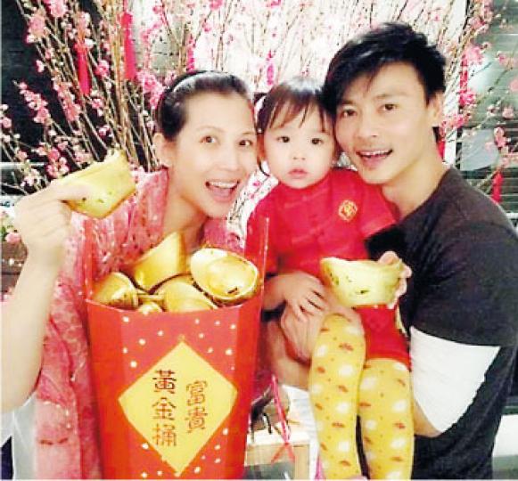 蔡少芬與老公張晉、囡囡「小湯圓」及腹中BB在桃花前合照,溫馨幸福。(微博圖片)梁詠琪與老公Sergio甜蜜蜜玩自拍。(微博圖片) 蔡少芬與老公張晉、囡囡「小湯圓」及腹中BB在桃花前合照,溫馨幸福。(微博圖片)梁詠琪與老公Sergio甜蜜蜜玩自拍。(微博圖片)