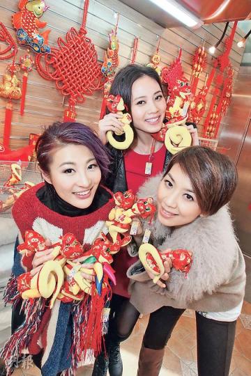 林夏薇(左起)、朱晨麗、黃智雯祝福全港市民安居樂業。(攝影:梁迺楠) 林夏薇(左起)、朱晨麗、黃智雯祝福全港市民安居樂業。(攝影:梁迺楠)