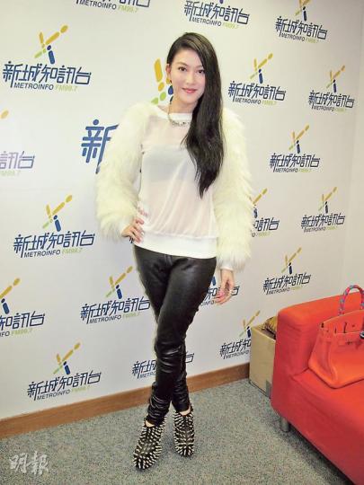 李彩華向「峯語」送上10萬個祝福。(攝影/記者:鍾一虹) 李彩華向「峯語」送上10萬個祝福。(攝影/記者:鍾一虹)