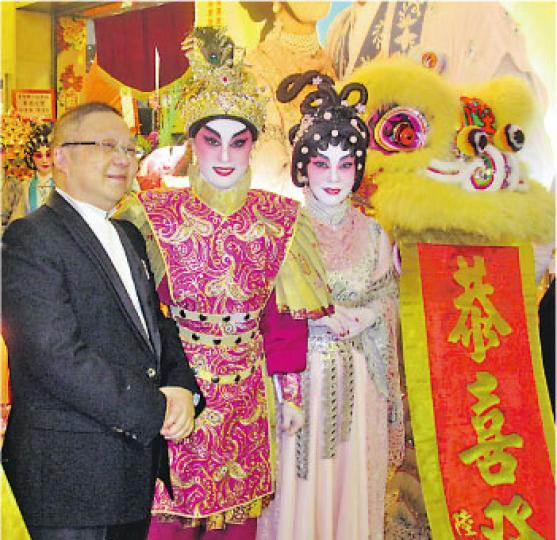 李居明(左起)、蓋鳴暉及吳美英希望《英烈孔雀王》演出順利。(攝影/記者:柯美) 李居明(左起)、蓋鳴暉及吳美英希望《英烈孔雀王》演出順利。(攝影/記者:柯美)