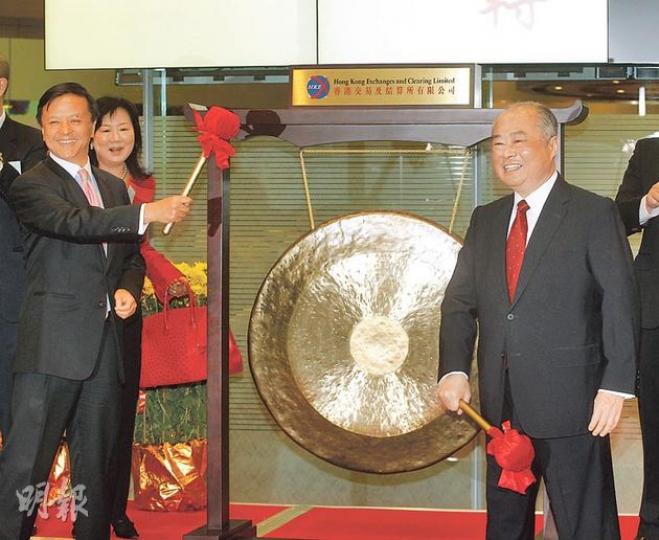 港交所主席周松崗(右)及行政總裁李小加(左一)昨出席新春開市儀式,一同敲響蛇年開市銅鑼。(李紹昌攝) 港交所主席周松崗(右)及行政總裁李小加(左一)昨出席新春開市儀式,一同敲響蛇年開市銅鑼。(李紹昌攝)