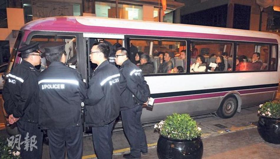 在香港經歷「瞓郵輪、瞓旅遊巴、早餐僅得麵包吃」等令人沮喪的旅遊經歷後,鄧家等內地團友昨正午前終獲安排在香港仔一酒樓大快朵頤,吃飽才出發往澳門繼續行程,部分團友已正式向旅議會投訴。(余俊亮攝)
在香港經歷「瞓郵輪、瞓旅遊巴、早餐僅得麵包吃」等令人沮喪的旅遊經歷後,鄧家等內地團友昨正午前終獲安排在香港仔一酒樓大快朵頤,吃飽才出發往澳門繼續行程,部分團友已正式向旅議會投訴。(余俊亮攝)