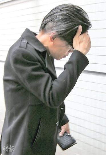 曾在網上以「Joe's Planner」及「MC Joe」宣傳其婚禮主持服務的劉志達(圖),昨承認欺詐兩名準新娘的訂金,獲保釋候判。他離開法院時腳步匆匆,未有回答記者提問。(陳倢朗攝)
曾在網上以「Joe's Planner」及「MC Joe」宣傳其婚禮主持服務的劉志達(圖),昨承認欺詐兩名準新娘的訂金,獲保釋候判。他離開法院時腳步匆匆,未有回答記者提問。(陳倢朗攝)