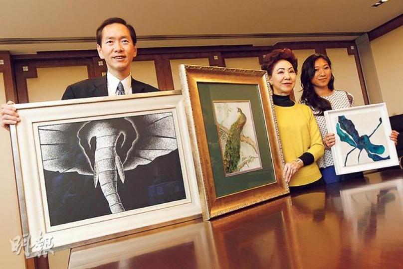 陳智思(左)同佢媽媽陳沈時芬(中)及侄女Stephanie(右)舉行三代藝術展,周六起喺大會堂展出,以賀外表青春嘅陳媽媽80歲大壽。(李紹昌攝) 陳智思(左)同佢媽媽陳沈時芬(中)及侄女Stephanie(右)舉行三代藝術展,周六起喺大會堂展出,以賀外表青春嘅陳媽媽80歲大壽。(李紹昌攝)