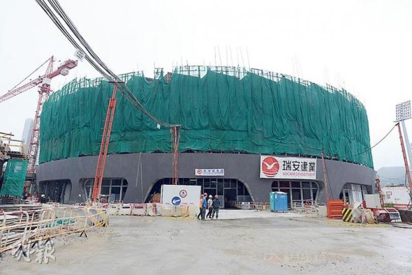 單車館屋頂除了獨有的「頭盔」設計,亦引入多種節能措施,天窗設計可透射自然光減少用燈,另加裝太陽能設備減少用電。(陳淑安攝)
單車館屋頂除了獨有的「頭盔」設計,亦引入多種節能措施,天窗設計可透射自然光減少用燈,另加裝太陽能設備減少用電。(陳淑安攝)