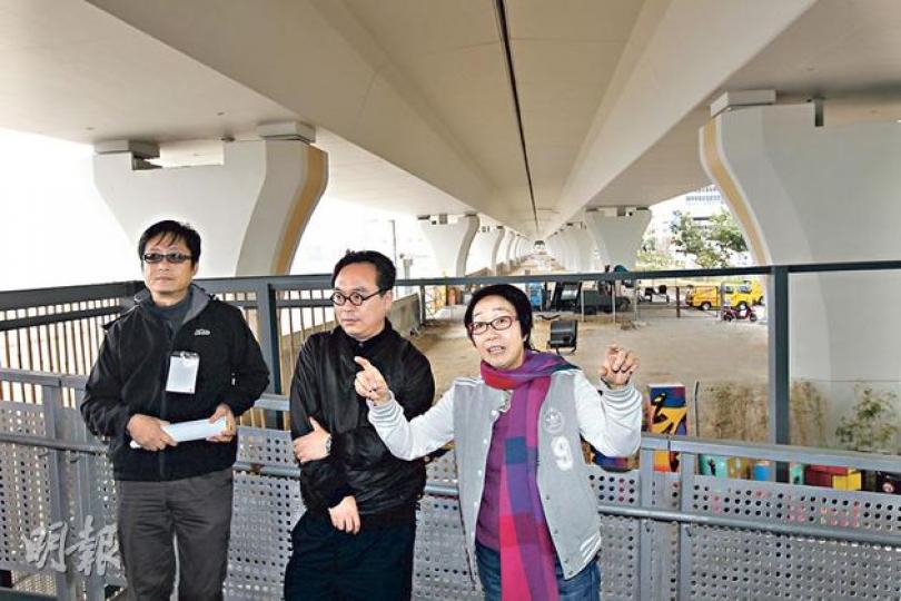 工聯會立法會議員陳婉嫻(右起)、文化人胡恩威、中大建築學院副教授鄭炳鴻成立「天橋底行動」,建議政府善用天橋底,包括可建臨時房屋等。 (李紹昌攝) 工聯會立法會議員陳婉嫻(右起)、文化人胡恩威、中大建築學院副教授鄭炳鴻成立「天橋底行動」,建議政府善用天橋底,包括可建臨時房屋等。 (李紹昌攝)