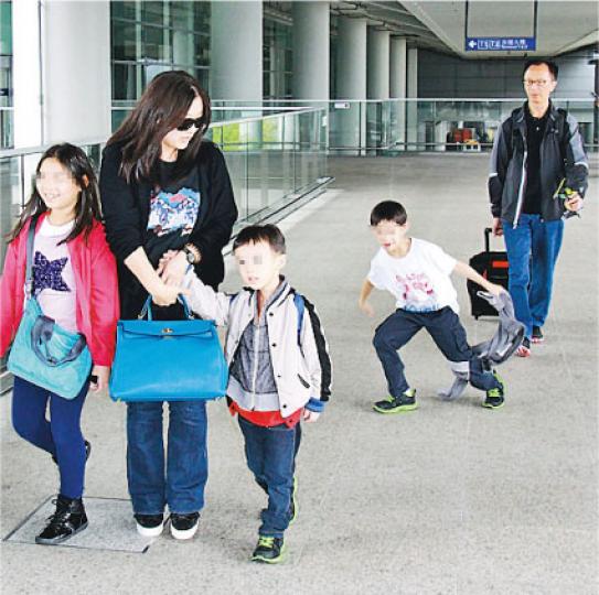 伏明霞照顧三名子女,梁錦松則負責拖行李。(攝影/記者:鍾偉茵)
伏明霞照顧三名子女,梁錦松則負責拖行李。(攝影/記者:鍾偉茵)