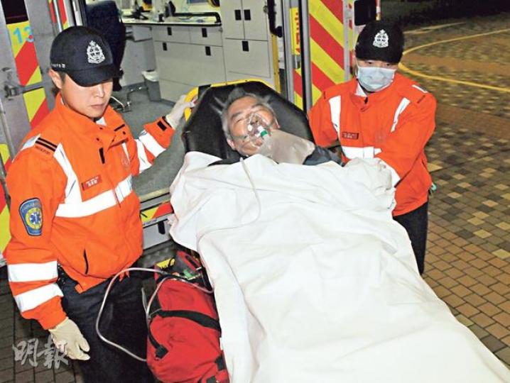 廣源邨廣柏樓一單位昨凌晨發生火警,男戶主起火後逃至單位外走廊,雙手燒傷。圖中傷者疑為男戶主。(蔡方山攝)不幸葬身火海的女戶主陳志英(58歲)是好媽媽及好姊姊,未料近日禍不單行,過前助大嶼山鄰居建屋時被鐵支壓斷右腳,手術後要坐輪椅代步,至昨凌晨更慘遭祝融奪命,在睡房牀上燒死,牀褥亦燒至僅餘金屬彈簧(圖)。(雲錦鋒攝)女戶主的遺體遭燒至難以辨認,由仵工舁送殮房,稍後將由法醫剖屍化驗確定死因。(葉家豪攝)被燒死女戶主的3名子女(左一、左二及右一)接到噩耗趕赴現場了解,3人悲痛欲絕,由親友在旁安慰。(雲 廣源邨廣柏樓一單位昨凌晨發生火警,男戶主起火後逃至單位外走廊,雙手燒傷。圖中傷者疑為男戶主。(蔡方山攝)不幸葬身火海的女戶主陳志英(58歲)是好媽媽及好姊姊,未料近日禍不單行,過前助大嶼山鄰居建屋時被鐵支壓斷右腳,手術後要坐輪椅代步,至昨凌晨更慘遭祝融奪命,在睡房牀上燒死,牀褥亦燒至僅餘金屬彈簧(圖)。(雲錦鋒攝)女戶主的遺體遭燒至難以辨認,由仵工舁送殮房,稍後將由法醫剖屍化驗確定死因。(葉家豪攝)被燒死女戶主的3名子女(左一、左二及右一)接到噩耗趕赴現場了解,3人悲痛欲絕,由親友在旁安慰。(雲